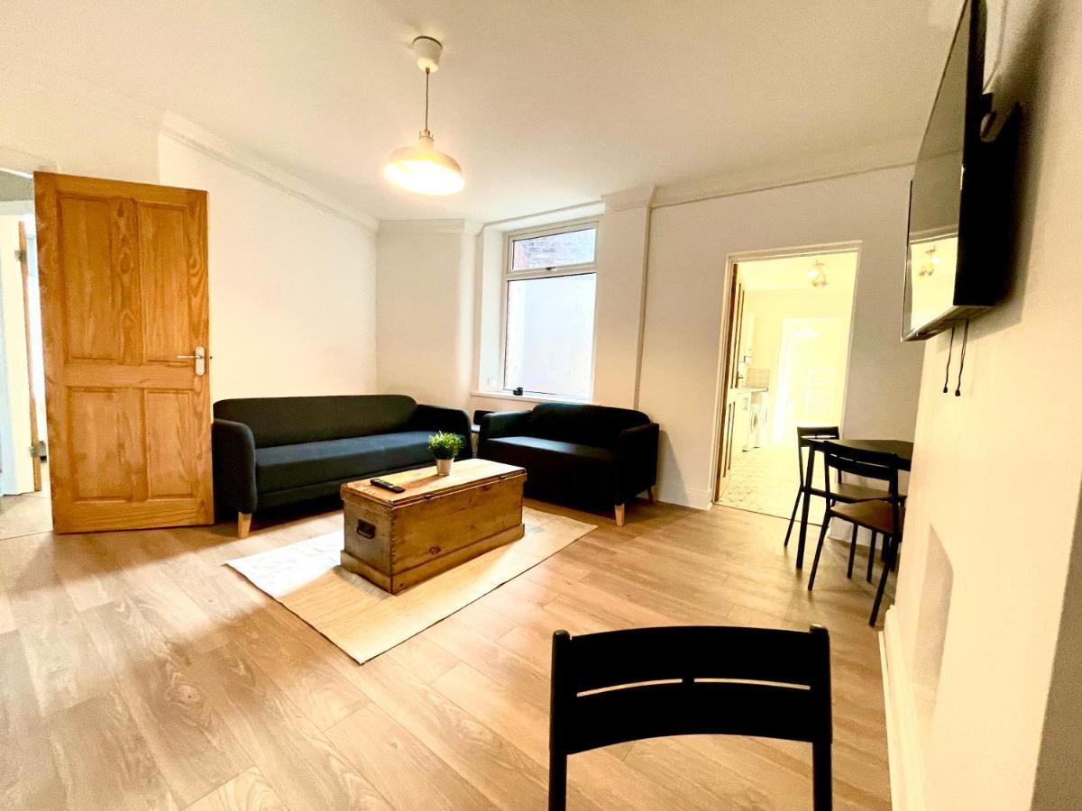 Huge Serviced Apartment With Free Parking Jesmond ภายนอก รูปภาพ