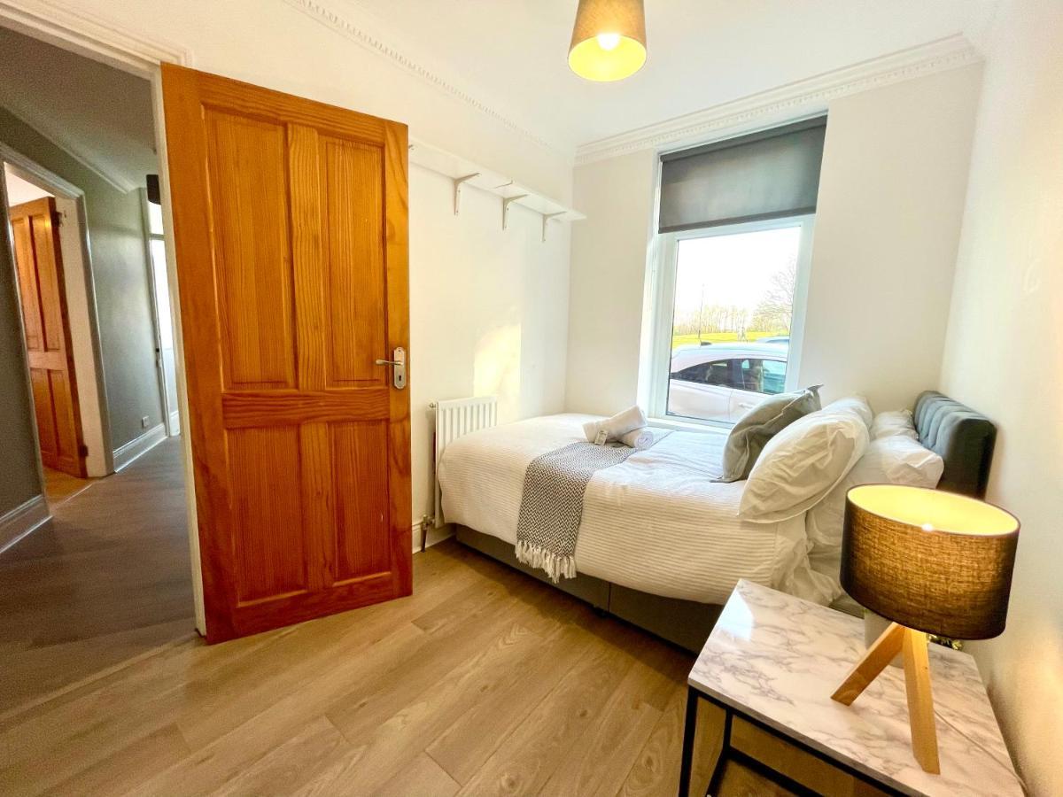 Huge Serviced Apartment With Free Parking Jesmond ภายนอก รูปภาพ