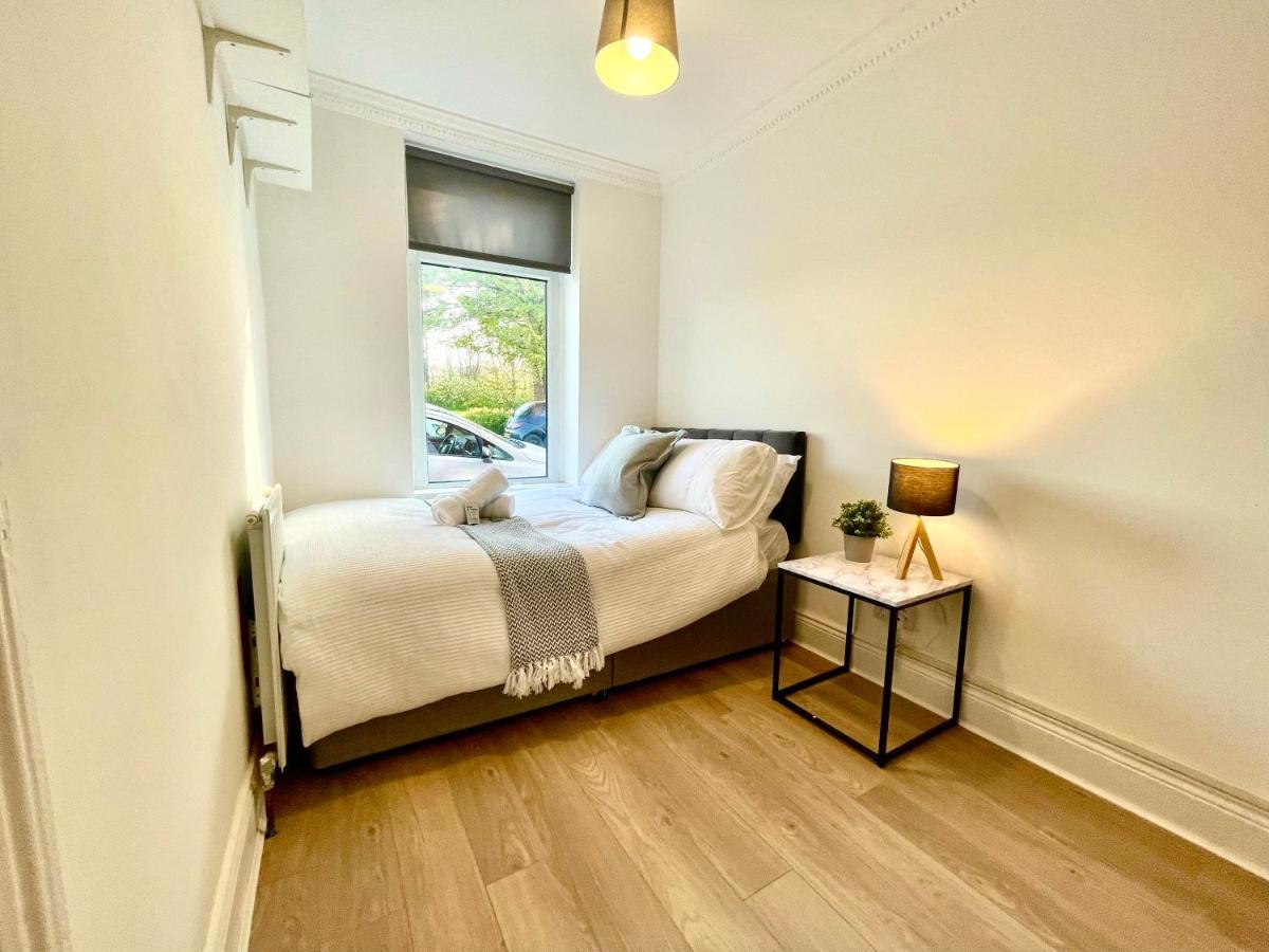 Huge Serviced Apartment With Free Parking Jesmond ภายนอก รูปภาพ