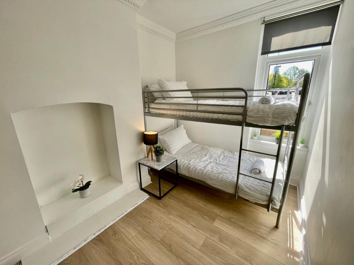 Huge Serviced Apartment With Free Parking Jesmond ภายนอก รูปภาพ