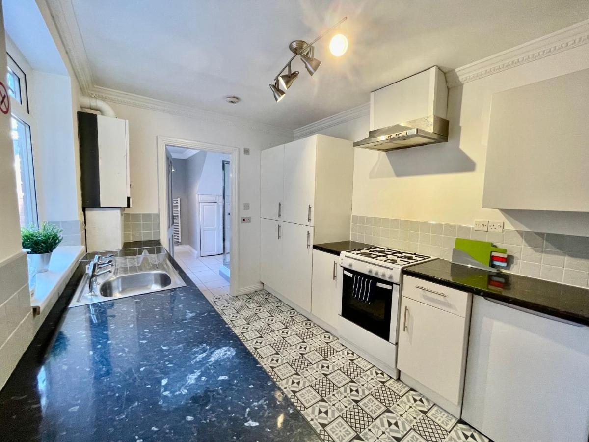 Huge Serviced Apartment With Free Parking Jesmond ภายนอก รูปภาพ